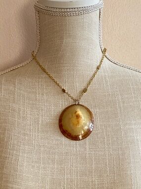 Shell Pendant Necklace Cream & Brown Gold tone Chain